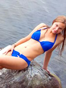 Teen bitch in sunglasses rubbing her muff to squirt everything around