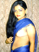 Indian hottie shows her ass