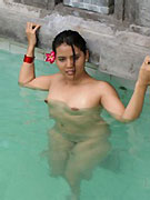 Fresh after shower amateur indiand chick making selfshot pics of her pretty face.
