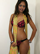 Pretty indian mehla spreads her pussy lips wide to have her pussy fucked hard
