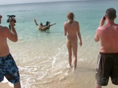 Bodacious blonde bitch in a blue top demonstrating her slit outdoors for xxx film