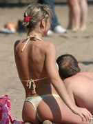 Those nice ass birds go playing ball and taking outings along the beach!